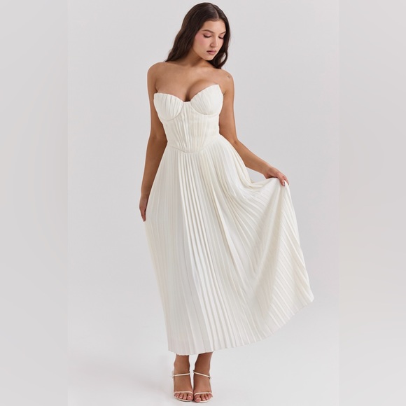 Amorata Ivory Pleated Maxi Dress - Picture 6 of 10